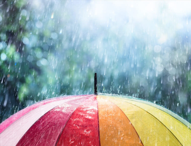 雨の日の外壁塗装や屋根塗装工事はできる？