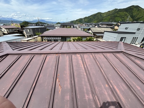【須坂市の屋根塗装】築10年以上の劣化屋根を3工程で長寿命仕上げに｜施工事例を公開！