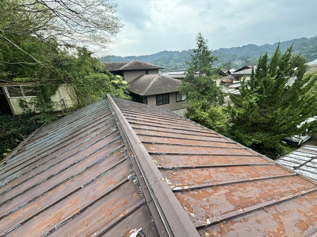 長野市のトタン屋根塗装｜色あせ・塗膜剥がれを確認し遮熱塗料で施工開始