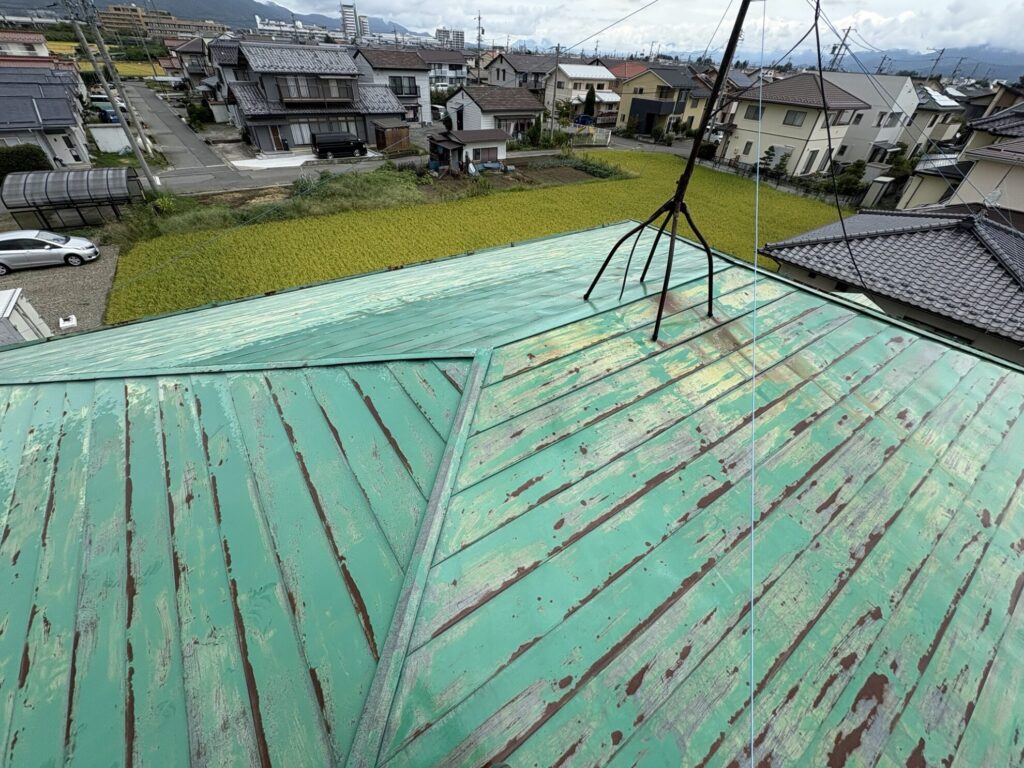 【中野市　屋根塗装】金属屋根塗装で美しさと防錆を再生！
