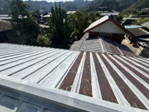 長野市のトタン屋根塗装｜サビを整える下地処理と下塗り工程