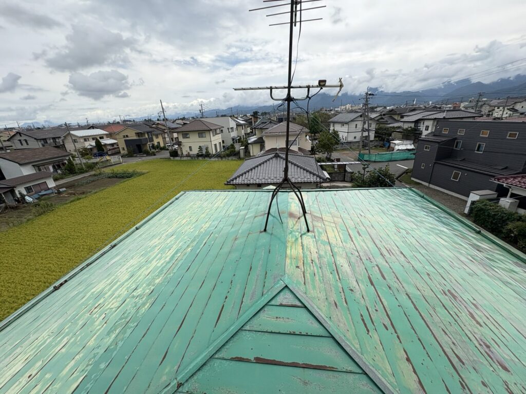 中野市で金属屋根塗装｜色あせ・サビを確認し下地から整えた施工事例