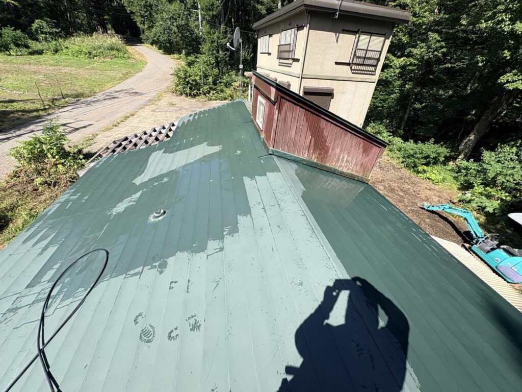 屋根塗装を長持ちさせるための第一歩、徹底的な屋根洗浄作業