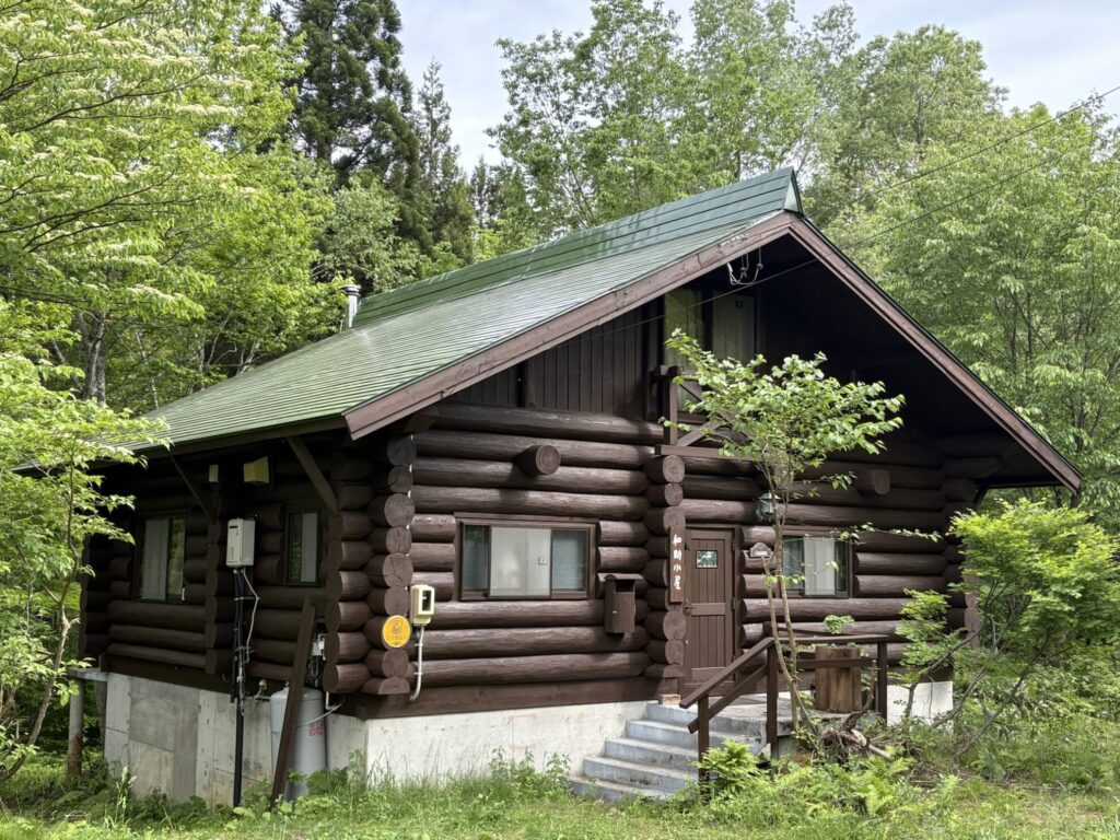 上水内郡のログハウス屋根塗装が完成｜色あせた金属屋根をオリーブグリーンに