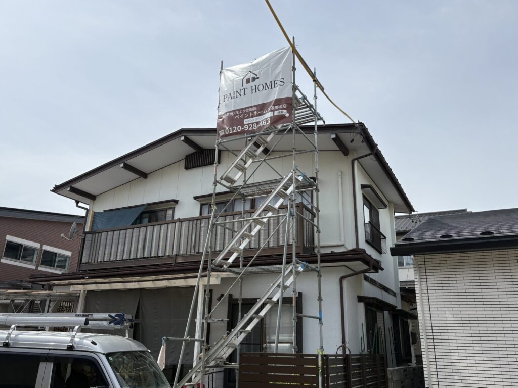 長野市で金属屋根をダークグリーンに塗装|サビ・色あせを整えた施工前後をご紹介