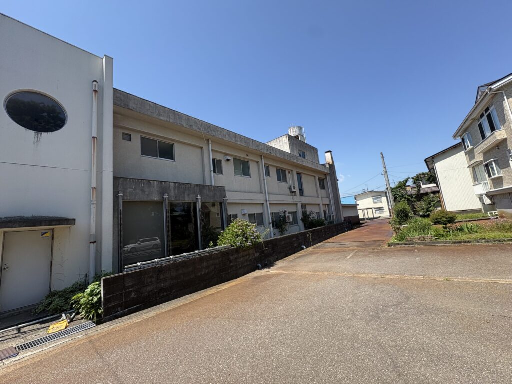 妙高市の外壁・鉄部塗装|横長の建物をダイナミックトップで塗り替え①